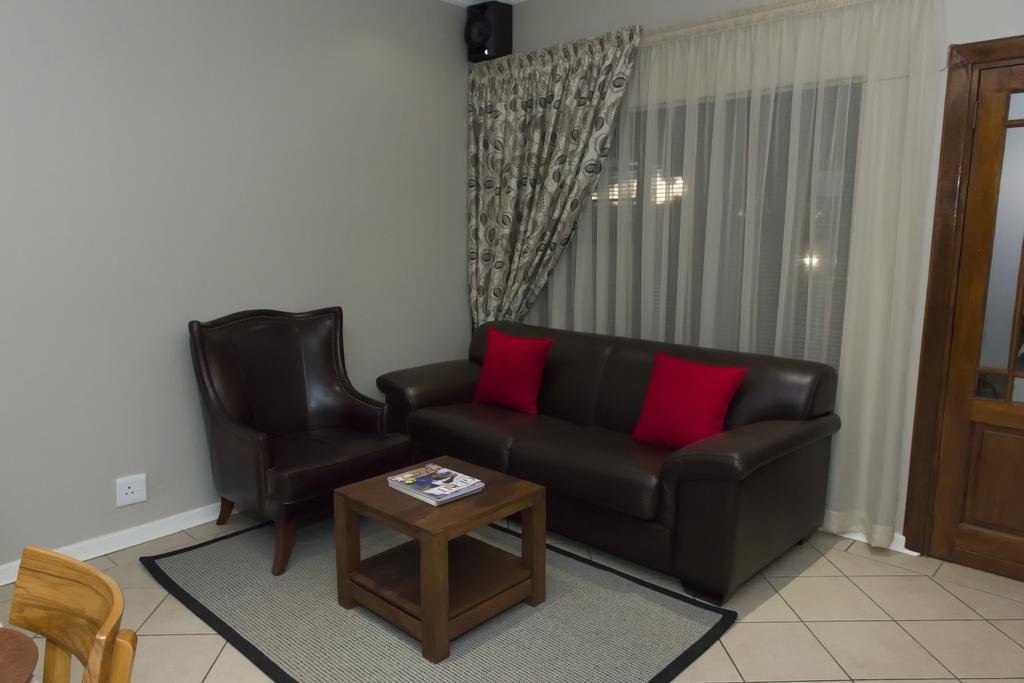 The Suburban Guest House Bloemfontein Exterior photo