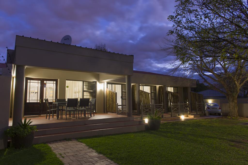 The Suburban Guest House Bloemfontein Exterior photo