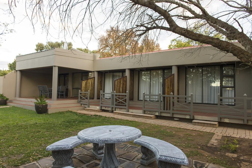 The Suburban Guest House Bloemfontein Exterior photo