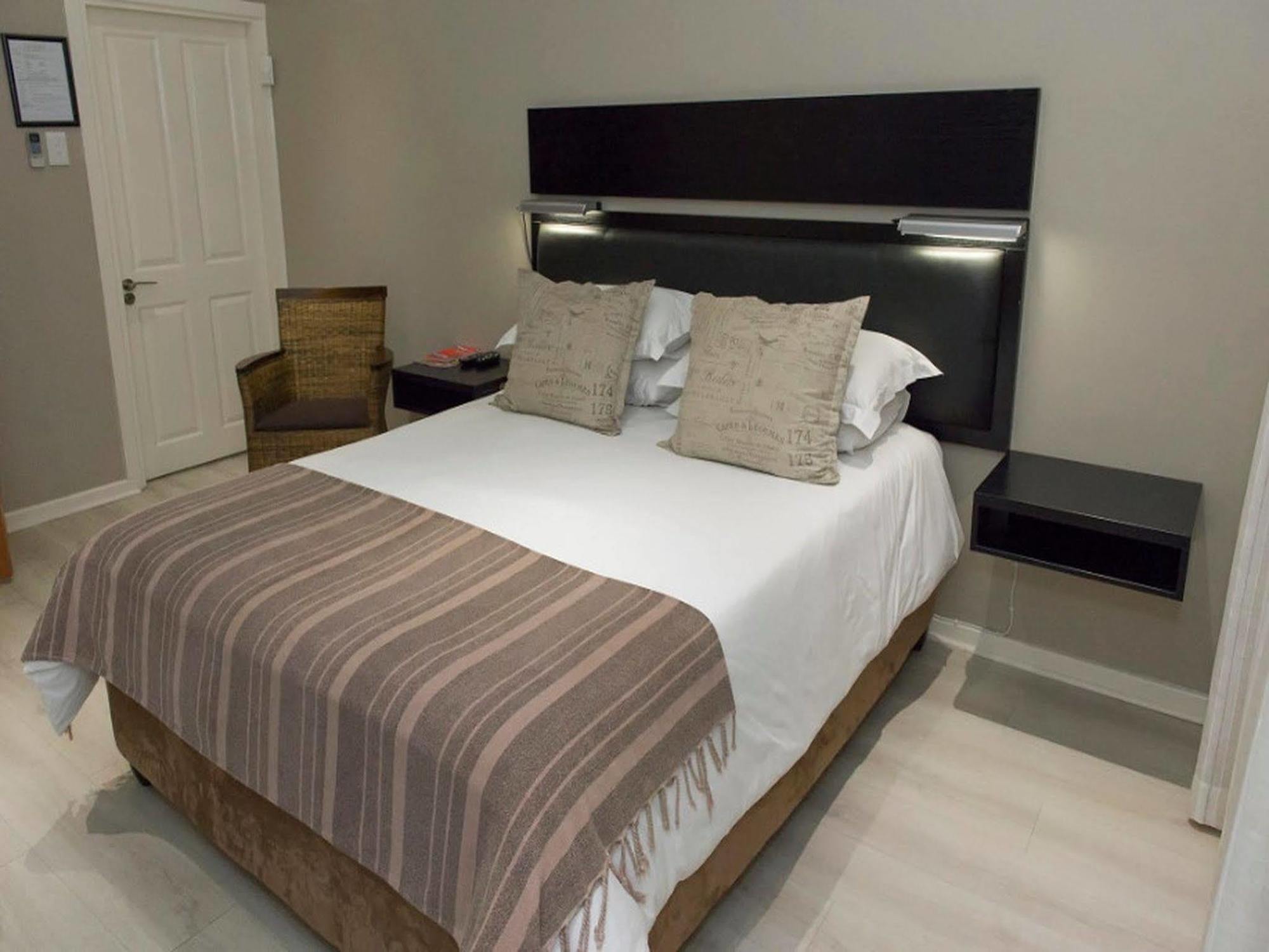 The Suburban Guest House Bloemfontein Exterior photo