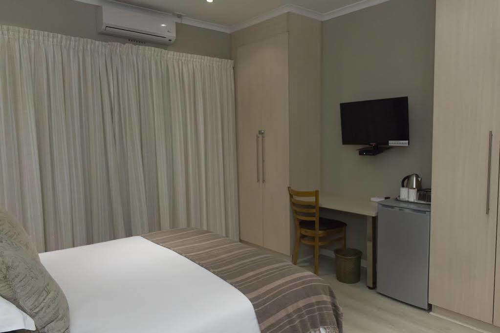 The Suburban Guest House Bloemfontein Exterior photo